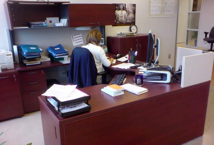 Photo d'une employ&eacute;e du Bureau national au travail