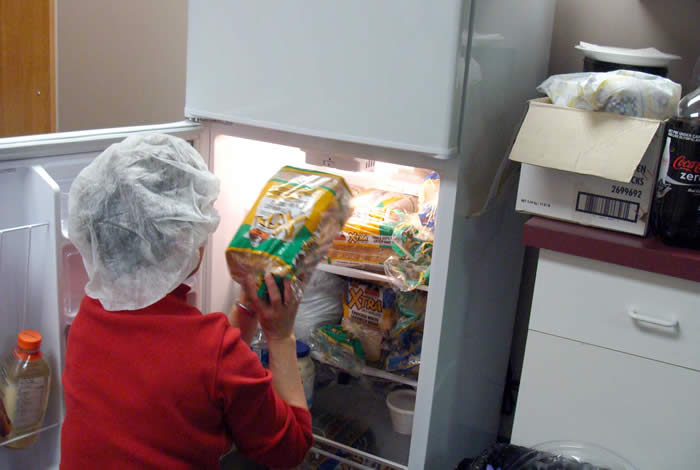 Un membre aide avec des approvisionnements alimentaires &agrave; Hope Cottage