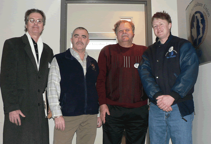 Photo du premier vice-pr&eacute;sident national Bob Kingston (deuxi&egrave;me &agrave; gauche) avec des repr&eacute;sentants de &laquo; Save My Canadian Wheat Board &raquo; (Sauvons notre Commission du bl&eacute;)