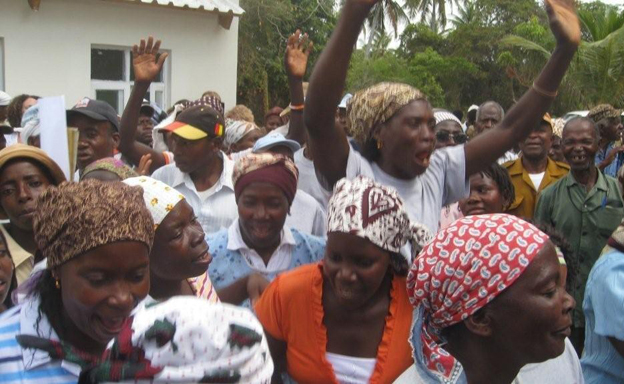 Photo de l'inauguration du Centre de développement communautaire à Tevele
