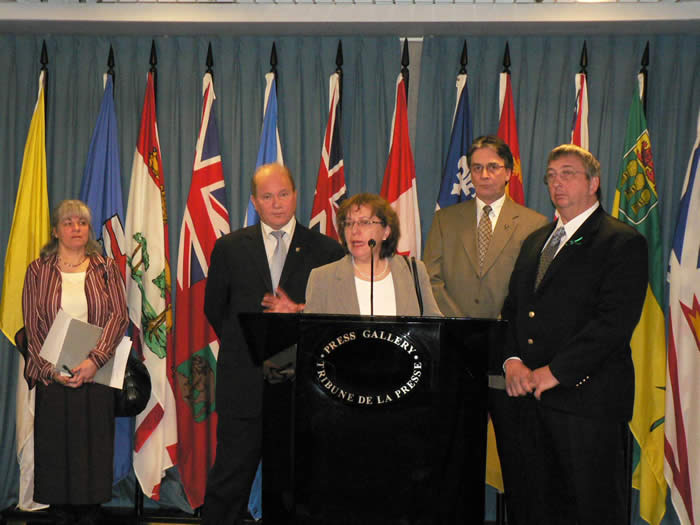 Idelta Vieira, directrice nationale pour nos membres à la Défense nationale, lors d’une conférence de presse, le 13 avril, sur la Colline du Parlement