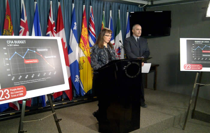 Photo de Karen Clark et Bob Kingston lors de la conf&eacute;rence de presse donn&eacute;e le 16 janvier &agrave; Ottawa