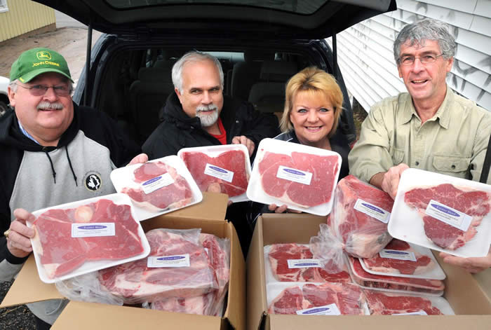 Photo du don du boeuf par la Section locale 4 à la banque alimentaire de Charlottetown