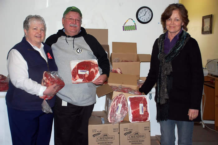 Photo du don du boeuf par la Section locale 4 à la banque alimentaire de l'Armée du Salut à Summerside