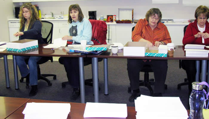 Photo de Nicole Wurm, Rosemary Neufeld et Susan Putz (première, deuxième et quatrième à partir de la gauche)