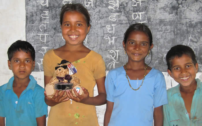 Photo des enfants enthousiasm&eacute;s par leur salle de classe