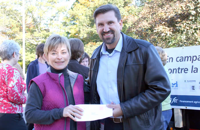 Photo de Sonya Shaw acceptant un chèque de Fabian Murphy