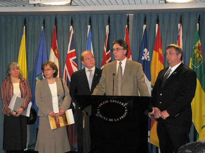 Le président national, Yves Ducharme, lors d’une conférence de presse, le 13 avril, sur la Colline du Parlement