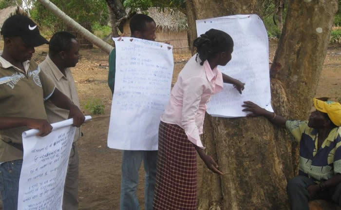 Photo de Zambo ni Zambo animant une réunion de planification communautaire